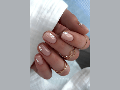 50 Stunning Short Spring Nail Designs Trending in 2025 4 Short spring nails adorned with daisy designs, playful and natural.